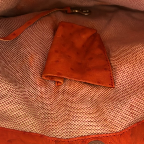 GUC shoulder bag ostrich leather has interior paint inside. - Picture 3 of 9